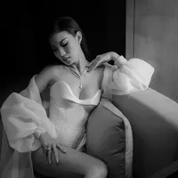 Di hari pernikahannya, Patricia Gouw masih memancarkan aura supermodel saat mengenakan bridal robe [instagram/hiantjen]