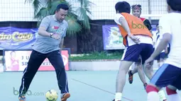 Aksi Menteri Pemuda Dan Olah Raga, Imam Nahrowi saat bermain Futsal di Kantor Kemenpora, Jakarta, Jumat (26/2/2016). (Bola.com/Nicklas Hanoatubun)