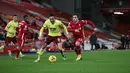 Gelandang Burnley, Josh Brownhill berlari dengan bola saat gelandang Liverpool, Xherdan Shaqiri mencoba menghentikannya pada laga pekan ke-19 Liga Inggris 2020-2021 di Stadion Anfield, Jumat dini hari WIB (22/1/2021). Liverpool kalah 0-1 lewat penalti Ashley Barnes. (Clive Brunskill//Pool via AP)