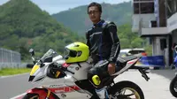 Jurnalis Bola.com, Gregah Nurikhsani, menjajal Sirkuit Mandalika menggunakan Yamaha All New R15. (Dok. Yamaha)