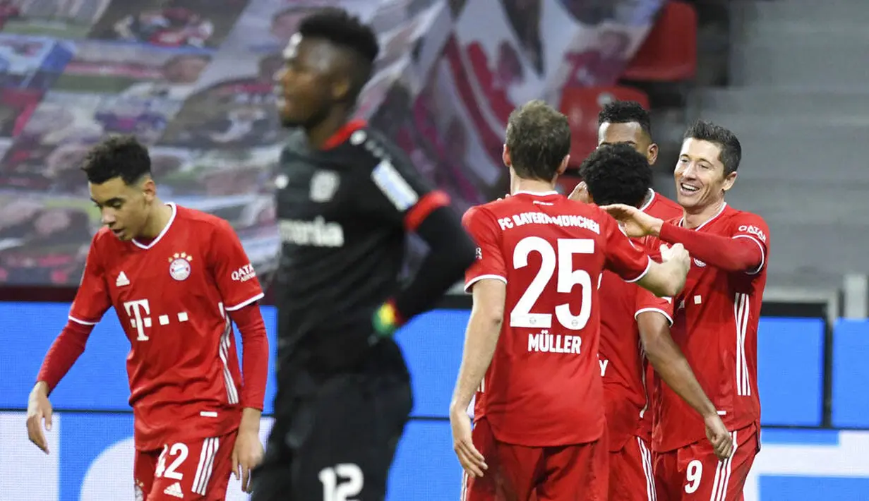 Para pemain Bayern Munchen merayakan gol yang dicetak oleh Robert Lewandowski ke gawang Bayer Leverkusen pada laga Bundesliga di Stadion BayArena, Minggu (20/12/2020). Bayern Munchen menang dengan skor 2-1. (Bernd Thissen/Pool Photo via AP)