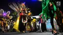 Peserta mengikuti pawai pada pagelaran Semarang Night Carnival (SNC) 2019 di ruas Jalan Imam Bonjol, Rabu (3/7/2019). Parade festival kesenian dan budaya bertajuk Pelangi Nusantara tersebut diiikuti sebanyak 4.128 peserta. (Liputan6.com/Gholib)