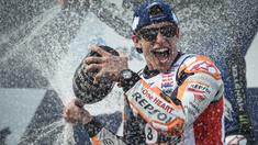 Pembalap Repsol Honda, Marc Marquez, melakukan selebrasi usai menjuarai MotoGP Thailand di Sirkuit Buriram, Minggu (6/10/2019). Pembalap asal Spanyol itu menyudahi balapan 26 lap dengan catatan waktu 39 menit 36,223 detik. (AFP/Lillian Suwanrumpha)