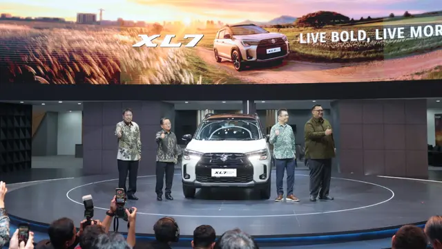 Suzuki XL7 terbaru resmi menyapa pasar global dan Indonesia di GIIAS 2026 dengan pembaruan eksterior, head unit 9 inci, fitur TPMS, serta teknologi Smart Hybrid Vehicle by Suzuki. (Liputan6.com/Budi Santoso)