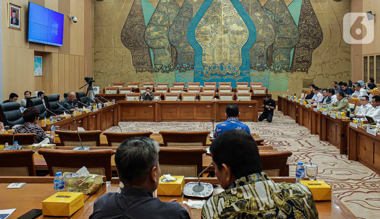 Rapat kerja ini dipimpin Wakil Ketua Komisi VII DPR Dony Maryadi Oekon. Rapat dibuka sekitar pukul 11.30 WIB. (Liputan6.com/Faizal Fanani)
