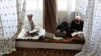 Umat muslim Afghanistan membaca Alquran di sebuah masjid di Kabul, Rabu (6/6). Selama sepuluh hari terakhir Ramadan, umat muslim melakukan itikaf dengan melakukan dzikir, berdoa, dan salat sunnat untuk menantikan malam Lailatul Qadar. (AP/Rahmat Gul)