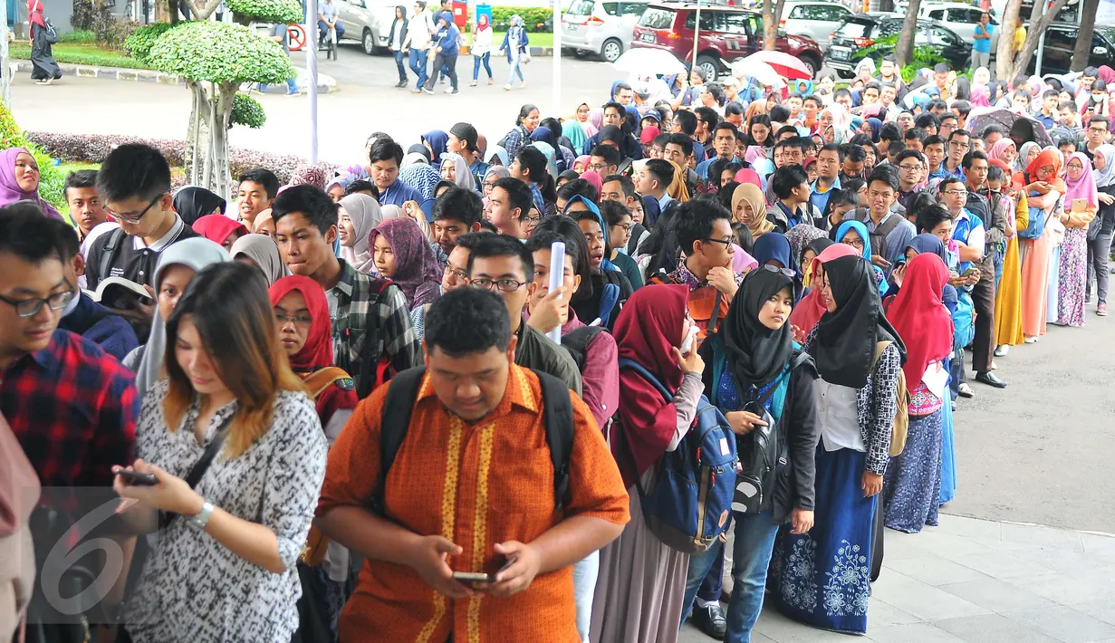 Ratusan peserta memadati pelataran Gedung Dhanapala Kementerian Keuangan, Jakarta, Selasa (31/1).  Para Pelajar tersebut mengantri untuk memasuki pameran pendidikan tinggi Lembaga Pengelola Dana Pendidikan (LPDP) Edufair 2017. (Liputan6.com/Angga Yuniar)