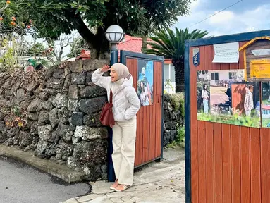 Drama "Welcome to Samdal-ri" mengambil latar cerita di sebuah desa fiktif bernama Samdal-ri di Pulau Jeju. Berbeda dari kebanyakan K-Drama yang sering berlokasi di perkotaan, drama ini menawarkan suasana desa yang asri dan menyentuh. Para penonton dibuat larut dengan kehangatan cerita yang dihadirkan. (Liputan6.com/IG/@nabilaishma)