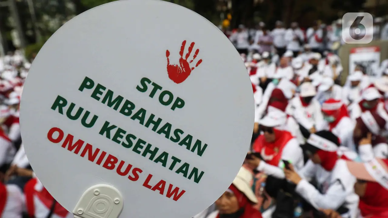 Tolak RUU Kesehatan, Massa Nakes Demo di Patung Kuda