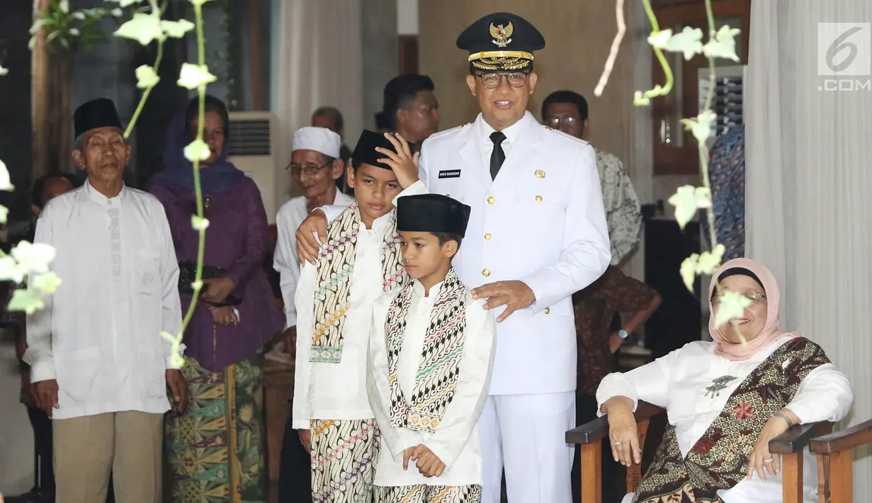 Gubernur DKI terpilih, Anies Baswedan bersiap menuju Masjid Sunda Kelapa dari rumahnya di Lebak Bulus, Jakarta, Senin (16/10). Sebelum menuju Sunda Kelapa, Anies sempat melakukan doa bersama keluarga. (Liputan6.com/Immanuel Antonius)