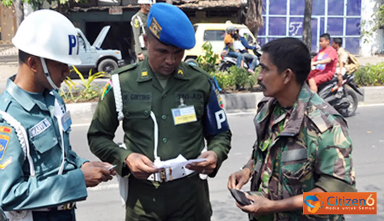 Citizen6, Surabaya: Sebanyak 48 siswa Khursus Perwira (Suspa) dan Khursus Bintara (Susba) Pemeliharaan Ketertiban POM TNI melaksanakan Latihan Praktek Operasi Penegakan dan Ketertiban (Opsgaktib) lalu lintas, Kamis (14/6). (Pengirim: Penkobangdikal)