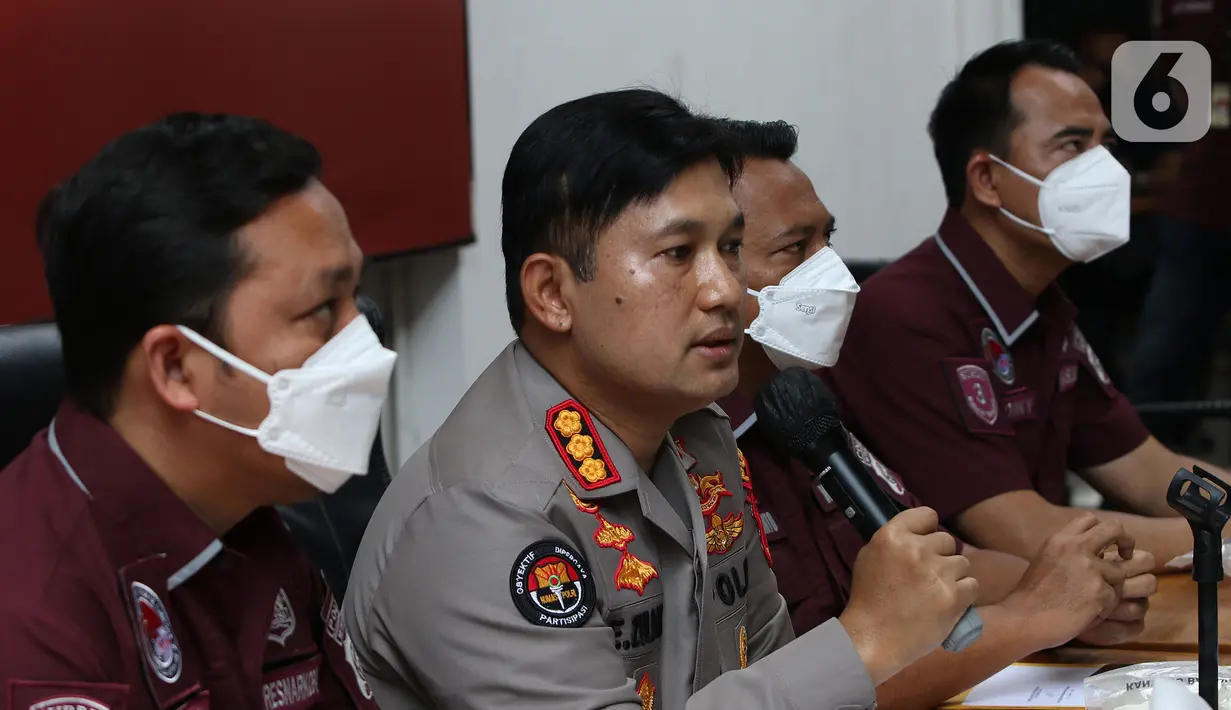 Kabid Humas Polda Metro Jaya Kombes Pol E Zulpan memberikan keterangan terkait pengungkapan jaringan narkoba internasional di Polda Metro Jaya, Jakarta, Kamis (9/12/2021). Polisi berhasil mengamankan 16,88kg sabu dan 800 lembar Lysergic acid diethylamide (LSD). (Liputan6.com/Herman Zakharia)