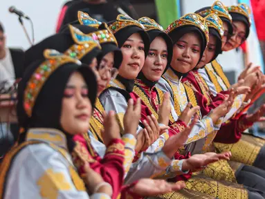 Pelajar SMKN 38 menampilkan kesenian drama nusantara dalam proyek penguatan profil pelajar Pancasila sekaligus untuk memperingati Hari Pendidikan Nasional (Hardiknas) 2024 di halaman Sekolah Menengah Kejuruan Negeri (SMKN) 38, Jakarta, Kamis (2/5/2024). (Liputan6.com/Angga Yuniar)