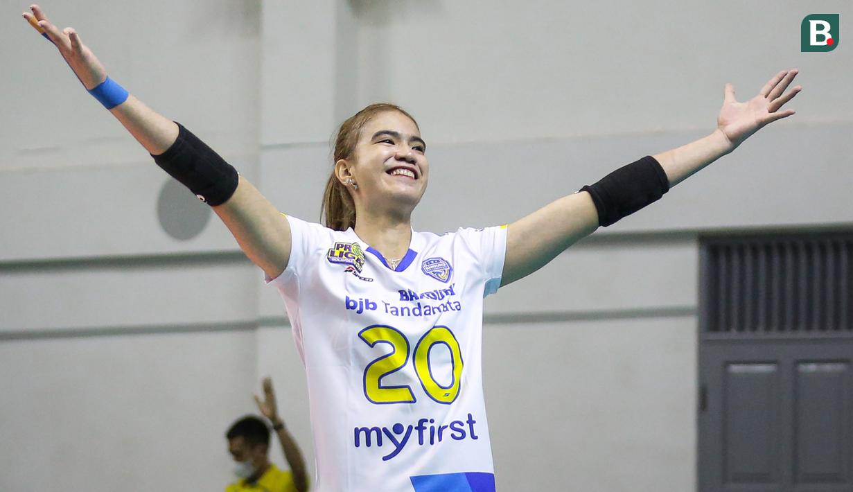 Nama pertama ada Shella Bernadetha. Kekasih pesepak bola top Indonesia, Bagus Kahfi tersebut mampu tampil cemerlang sebagai middle blocker di PLN Mobile Proliga 2022 bersama Bandung Bjb Tandamata. (Bola.com/Bagaskara Lazuardi)