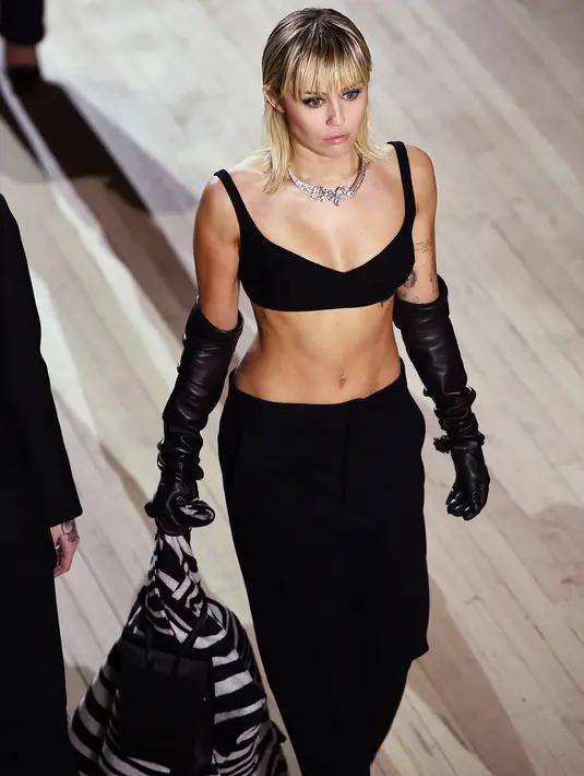 Miley Cyrus berjalan di catwalk untuk show Marc Jacobs Fall 2020 selama New York Fashion Week di New York City, Rabu (12/2/2020). Miley Cyrus bergabung dengan sejumlah model di runway termasuk, Gigi Hadid dan adiknya, Bella Hadid serta Kaia Gerber. (Dimitrios Kambouris/Getty Images/AFP