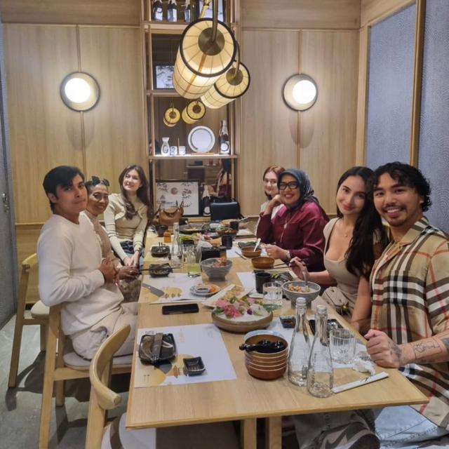 6 Potret Zoe Jackson Bukber Bareng Keluarga Cinta Brian, Hangat Meski Beda Agama