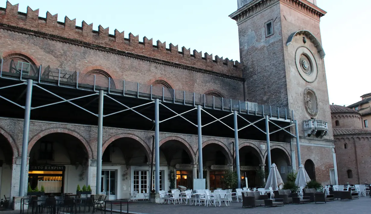 Alun-Alun Erbe di Mantova, Lombardia, Italia pada 8 Maret 2020. Italia memberlakukan isolasi untuk wilayah Lombardia utara dan 14 provinsi di sekitarnya, dalam upaya mengendalikan penyebaran virus corona, kata Perdana Menteri Giuseppe Conte pada Minggu (8/3). (Xinhua/Elisa Lingria)
