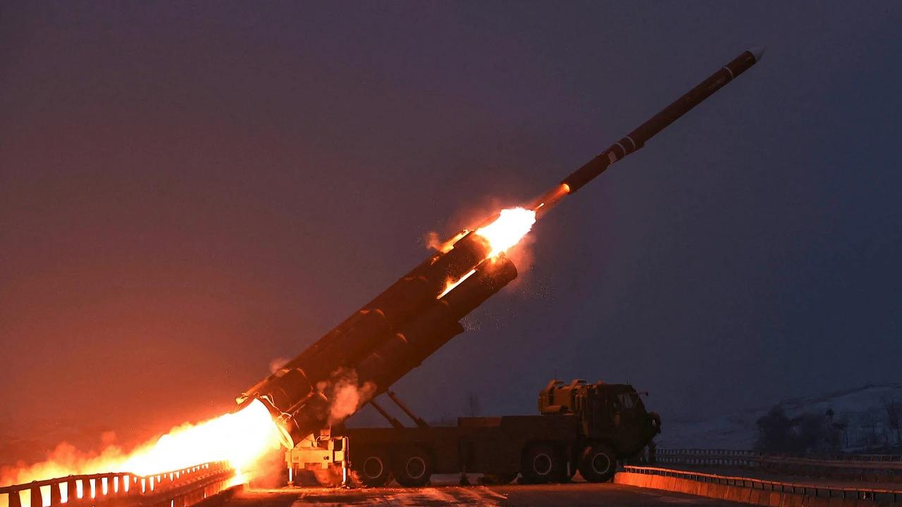 FOTO: Detik Detik Rudal Jelajah Strategis Korea Utara Menghantam Sasaran