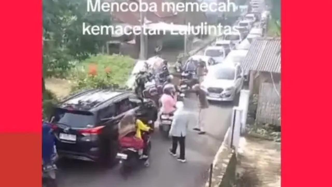 Jalanan di Bandung Macet Parah, Aa Gym Turun Tangan Ikut Atur Lalu Lintas