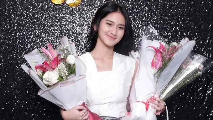 Harleyava Princy Putri Ferry Maryadi saat Wisuda SMA
