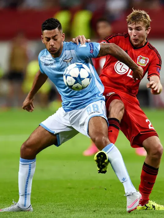 Gelandang Leverkusen, Christoph Kramer (kanan) berusaha merebut bola dari penyerang Lazio pada leg kedua Liga Champions di Leverkusen, Jerman, (26/8/2015). Leverkusen menang atas Lazio dengan skor 3-0. (AFP PHOTO/Patrik STOLLARZ)
