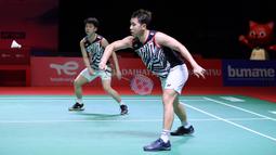 Di game pertama, Kevin/Marcus mampu unggul di awal game. Namun di pertengahan, Ong Yew Sin/Teo Ee Yi berhasil mengimbangi hingga skor 15-15, bahkan akhirnya merebut game pertama dengan 21-18 setelah sukses melakukan challenge di poin terakhir. (Dok. PBSI)