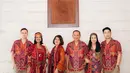Keluarga Maudy Ayunda tampil modern dengan Arabian Look di Lebaran hari pertama. Dengan nuansa merah, Lebaran di rumah terasa lebih meriah [@maudyayunda]