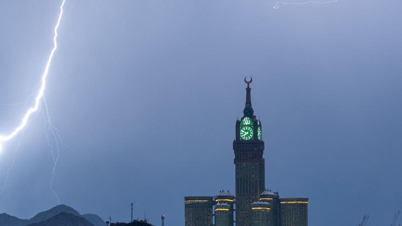 Sebelumnya, pusat meteorologi telah memperingatkan akan terjadi badai berikutnya pada hari Rabu (23/8/2023) yang akan membawa hujan, angin dan petir di wilayah Makkah dan tempat lain di Arab Saudi bagian barat.