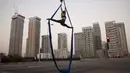 Akrobat Israel Shay Rylski tampil di jalan bebas mobil, selama hari raya Yahudi Yom Kippur di tengah penguncian nasional (lockdown), di Tel Aviv pada 28 September 2020.  (AP Photo/Oded Balilty)