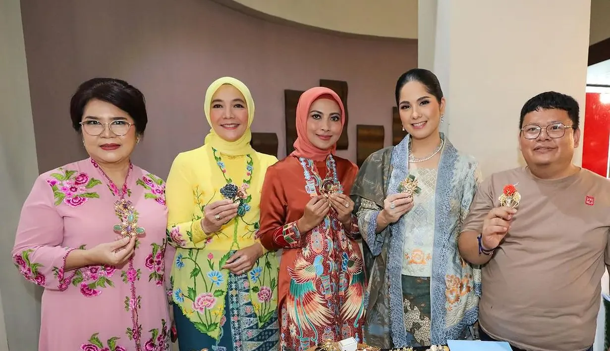 Saat halal bihalal bersama Dharma Wanita Persatuan, Annisa Pohan pilih mengenakan kebaya. [@annisayudhoyono]