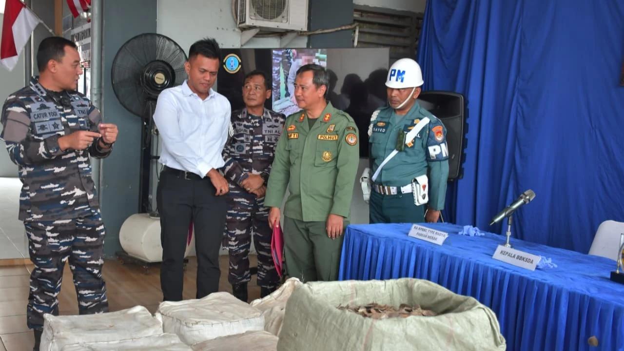 FOTO: TNI AL Gagalkan Penyelundupan Sisik Trenggiling di Perairan Banten