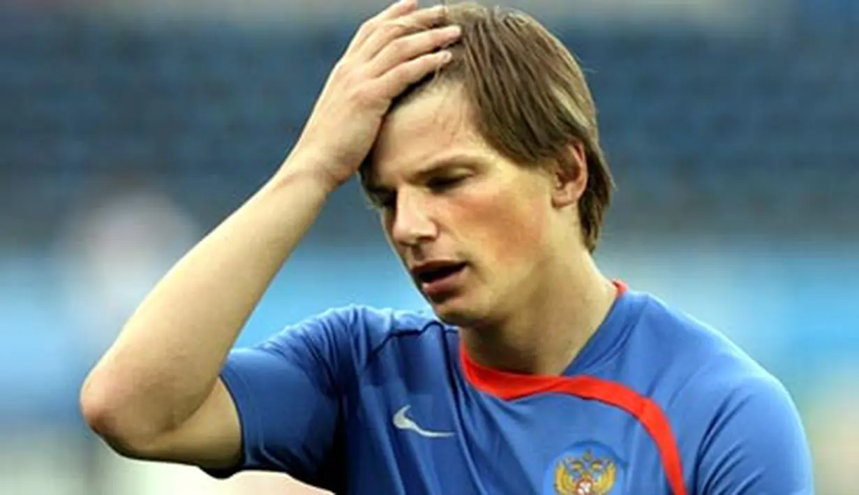 Russian forward Andrei Arshavin reacts during a team training session in Vienna on June 25, 2008, on the eve of their Euro 2008 semi-final match against Spain. AFP PHOTO / YURI KADOBNOV
