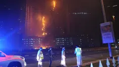 Personel Pertahanan Sipil dikerahkan untuk menangani kebakaran yang melanda gedung apartemen mewah di Ajman, Uni Emirat Arab (UEA), Senin (28/3) malam waktu setempat. Kepolisian memastikan tidak ada korban jiwa dalam insiden tersebut. (REUTERS/Stringer)
