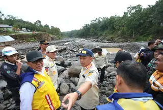 Menteri Dalam Negeri (Mendagri) yang juga menjabat sebagai Ketua Satuan Tugas (Satgas) Percepatan Rehabilitasi dan Rekonstruksi (PRR) Pascabencana Sumatera, Muhammad Tito Karnavian, meninjau Jalan Werlah di Kabupaten Bener Meriah, Aceh, Selasa (7/7/2026).