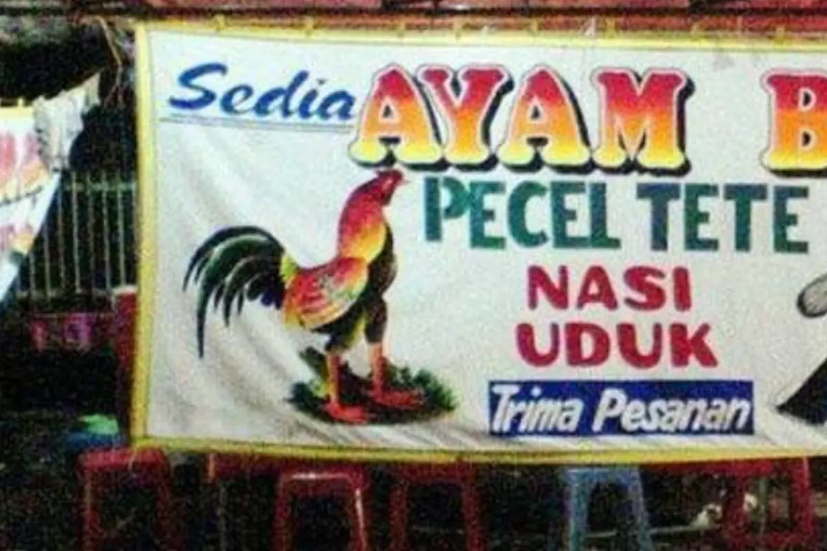 7 Kesalahan di Spanduk Kaki Lima Ini Bikin Mikir Keras