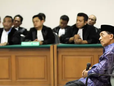 Tersangka kasus korupsi migas, Fuad Amin Imron menjalani sidang putusan sela di Pengadilan Tipikor, Jakarta, Senin (25/5/2015). Fuad terlibat kasus dugaan suap jual beli pasokan gas alam di Gresik dan Gili Timur, Bangkalan. (Liputan6.com/Helmi Afandi)