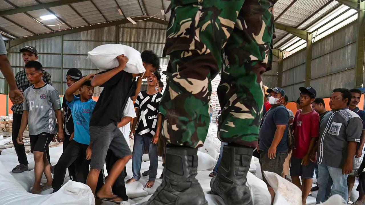 FOTO: Distribusi Beras Gratis untuk Warga Terdampak Bencana di Tapteng