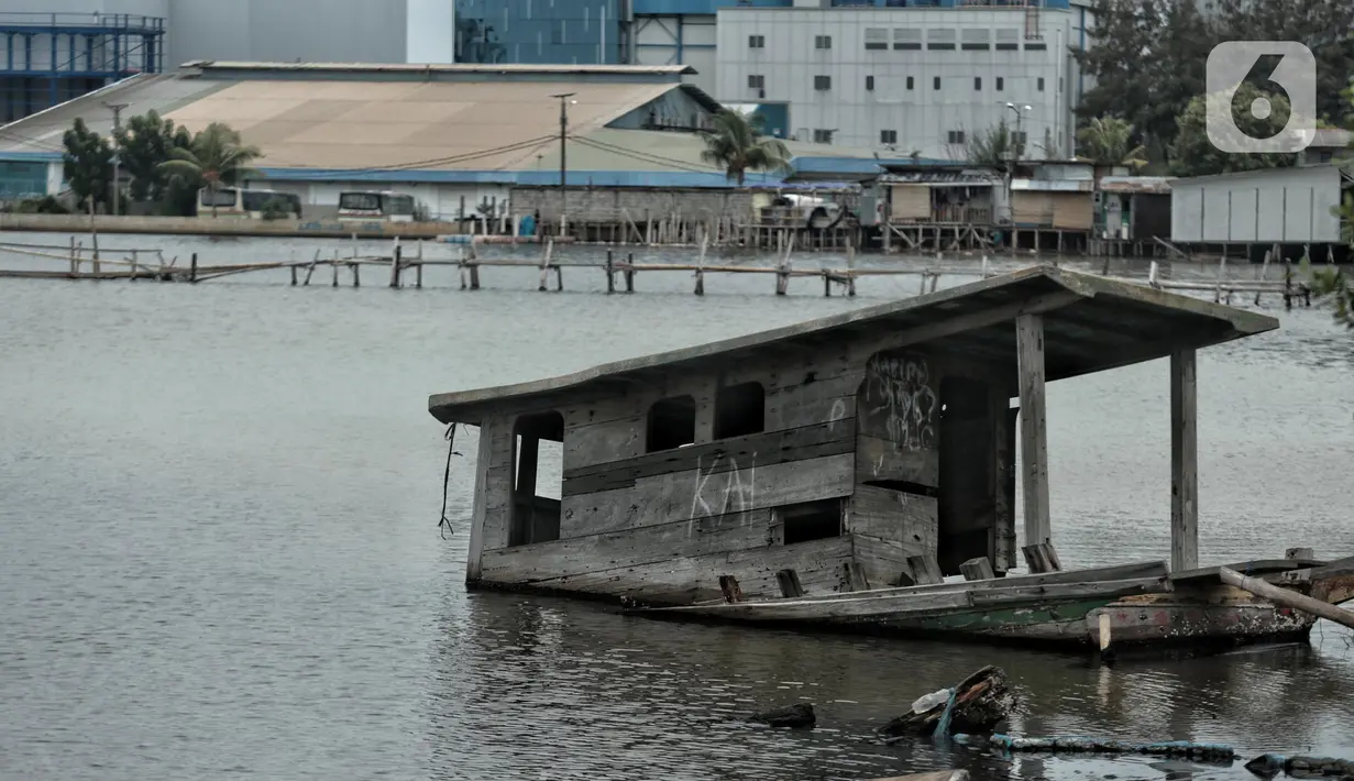 Sebuah kapal nelayan rusak akibat terendam banjir Rob di Muara Baru, Jakarta Utara, Selasa (27/12/2022). Penjabat (Pj) Gubernur DKI Jakarta Heru Budi Hartono meminta masyarakat pesisir agar waspada menghadapi banjir Rob yang berdasarkan prediksi Badan Penanggulangan Bencana Daerah (BPBD) DKI Jakarta akan terjadi di kawasan pesisir Jakarta hingga 31 Desember 2022.  (merdeka.com/Iqbal S. Nugroho)