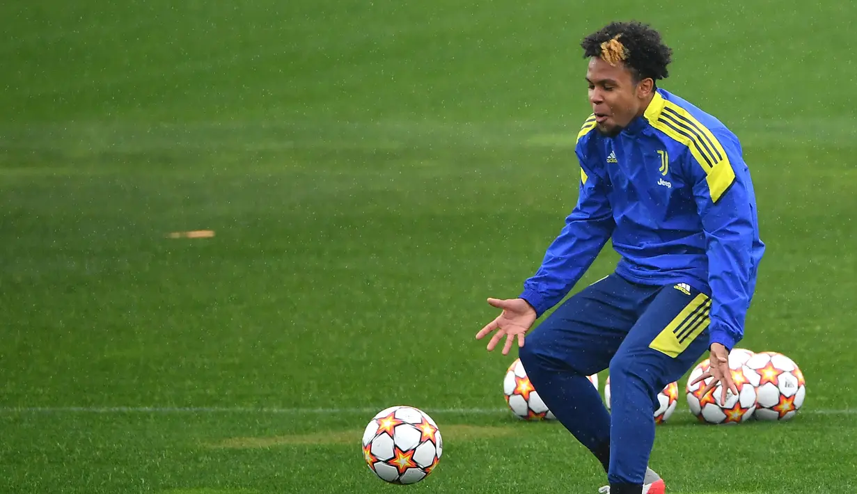 Pemain Juventus Weston McKennie menghadiri sesi latihan jelang menghadapi Zenit St. Petersburg pada pertandingan sepak bola Liga Champions di tempat latihan Continassa, Turin, Italia, 1 November 2021. (Isabella BONOTTO/AFP)
