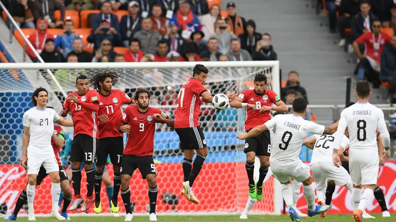 Aksi bomber Timnas Uruguay, Luis Suarez di pertandingan Grup A Piala Dunia 2018 menghadapi Mesir, Jumat (15/6/2018). (JORGE GUERRERO / AFP)