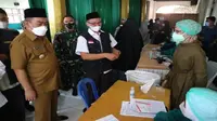 Wali Kota Cirebon Nashrudin Azis saat memantau vaksinasi santri di Ponpes Jagasatru Kota Cirebon. Foto (Istimewa)