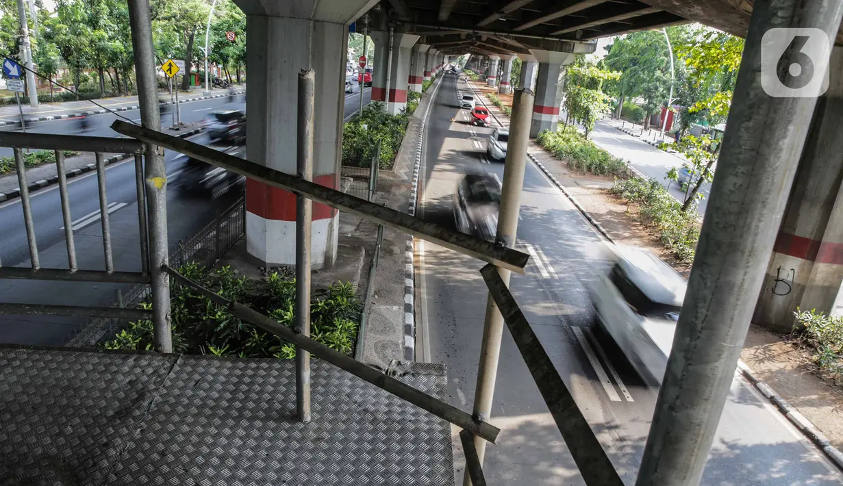 Kondisi jembatan penyeberangan orang (JPO) halte transjakarta Bea Cukai di Jalan Ahmad Yani, Jatinegara, Jakarta, Kamis (5/12/2019). Sebelumnya, truk kontainer pengangkut dump truck menabrak jembatan bagian depan JPO hingga membuat tiang pegangan jembatan patah. (Liputan6.com/Faizal Fanani)