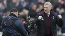 Pelatih West Ham United, David Moyes, melakukan selebrasi usai berhasil mengalahkan Chelsea pada laga Premier League di Stadion London, Sabtu (10/12/2017). Chelsea Takluk 0-1 dari West Ham United. (AP/Alastair Grant)