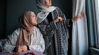 Ilustrasi Gamis dengan Outer Cardigan Panjang (Credit: Freepik)