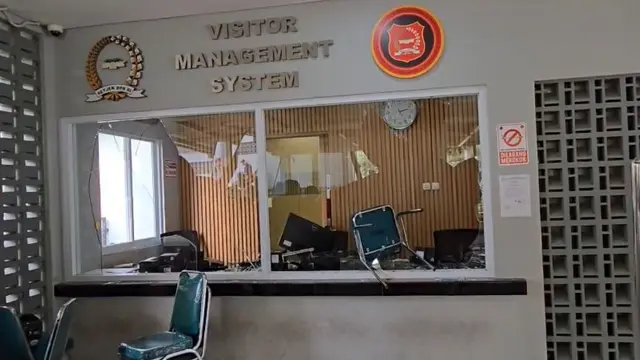 Massa rusak kantor penukaran identitas saat demo di depan Gedung DPR/RI.