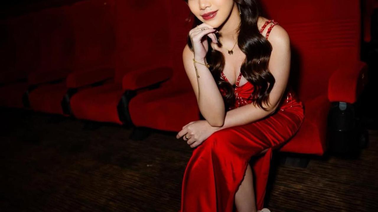 Pesona Frislly Herlind di Gala Premiere 'DESA MATI', Menawan dengan Gaun Merah