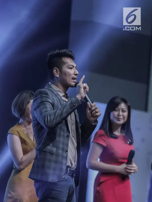 News anchor Indosiar, Zulfikar Naghi membagikan pengalaman sebagai jurnalis saat gelaran Emtek Goes To Campus (EGTC) 2018 di Universitas Kristen Petra Surabaya, Rabu (14/11). EGTC ini berlangsung hingga 15 November 2018. (Liputan6.com/Faizal Fanani)