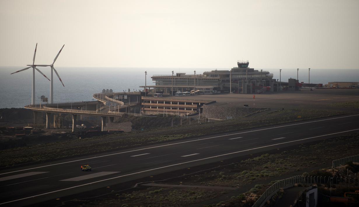Pemandangan umum bandara yang ditutup dan kosong setelah semua penerbangan dibatalkan, di Pulau Canary La Palma, Spanyol, Kamis (7/10/2021). Awan abu tebal dari letusan gunung berapi Cumbre Vieja memaksa bandara pulau itu ditutup kedua kalinya sejak letusan 19 September lalu. (JORGE GUERRERO/AFP)