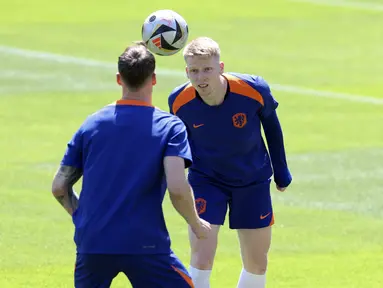 Gelandang Belanda #24 Jerdy Schouten mengambil bagian dalam sesi latihan MD-1 menjelang semifinal Euro 2024 di base camp tim, di Wolfsburg, Selasa (9/7/2024). (Ronny HARTMANN / AFP)