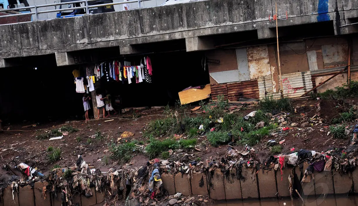 Ternyata di balik gemerlapnya Ibu Kota, masih banyak warga yang hidup di bawah garis kemiskinan, Jakarta, Senin (16/6/14). (Liputan6.com/Faizal Fanani)